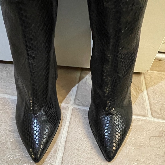 BCBG MAX AZRIA KNEE HIGH BOOTS. - Picture 3 of 7